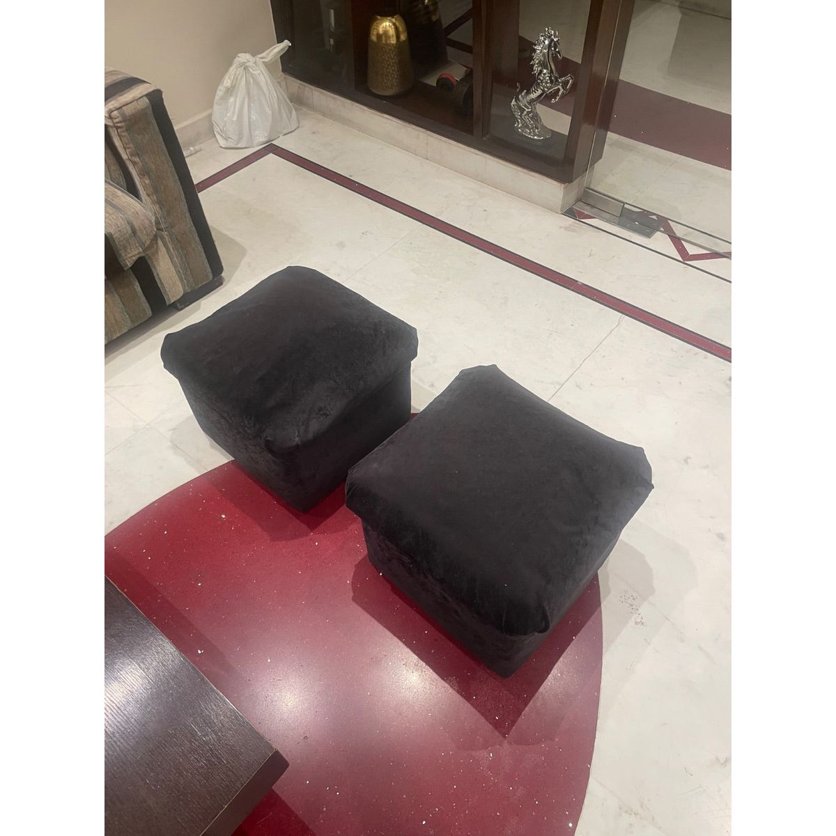 4+2+1+1 sofa set +center table +2 puffies photo 1