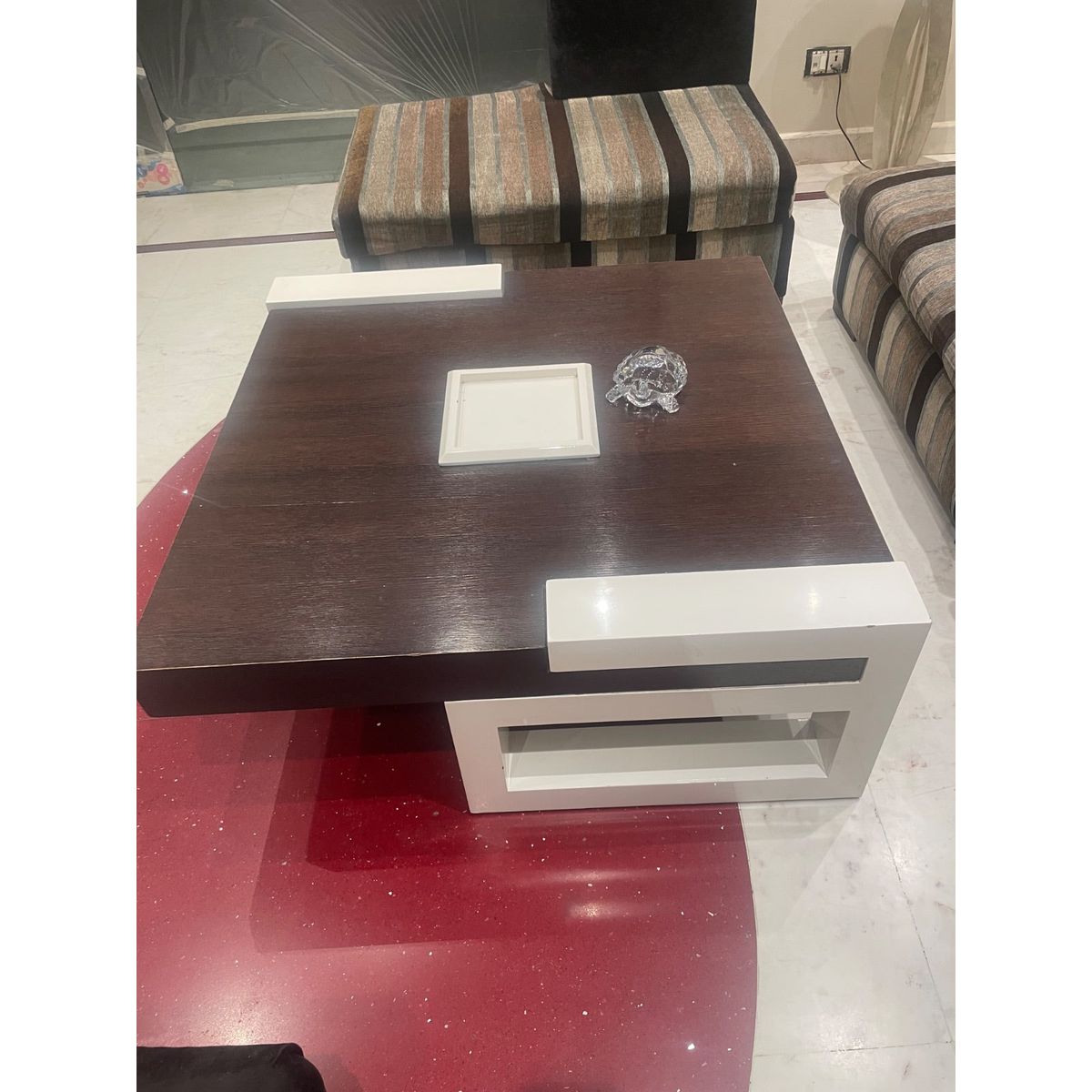 4+2+1+1 sofa set +center table +2 puffies photo 2