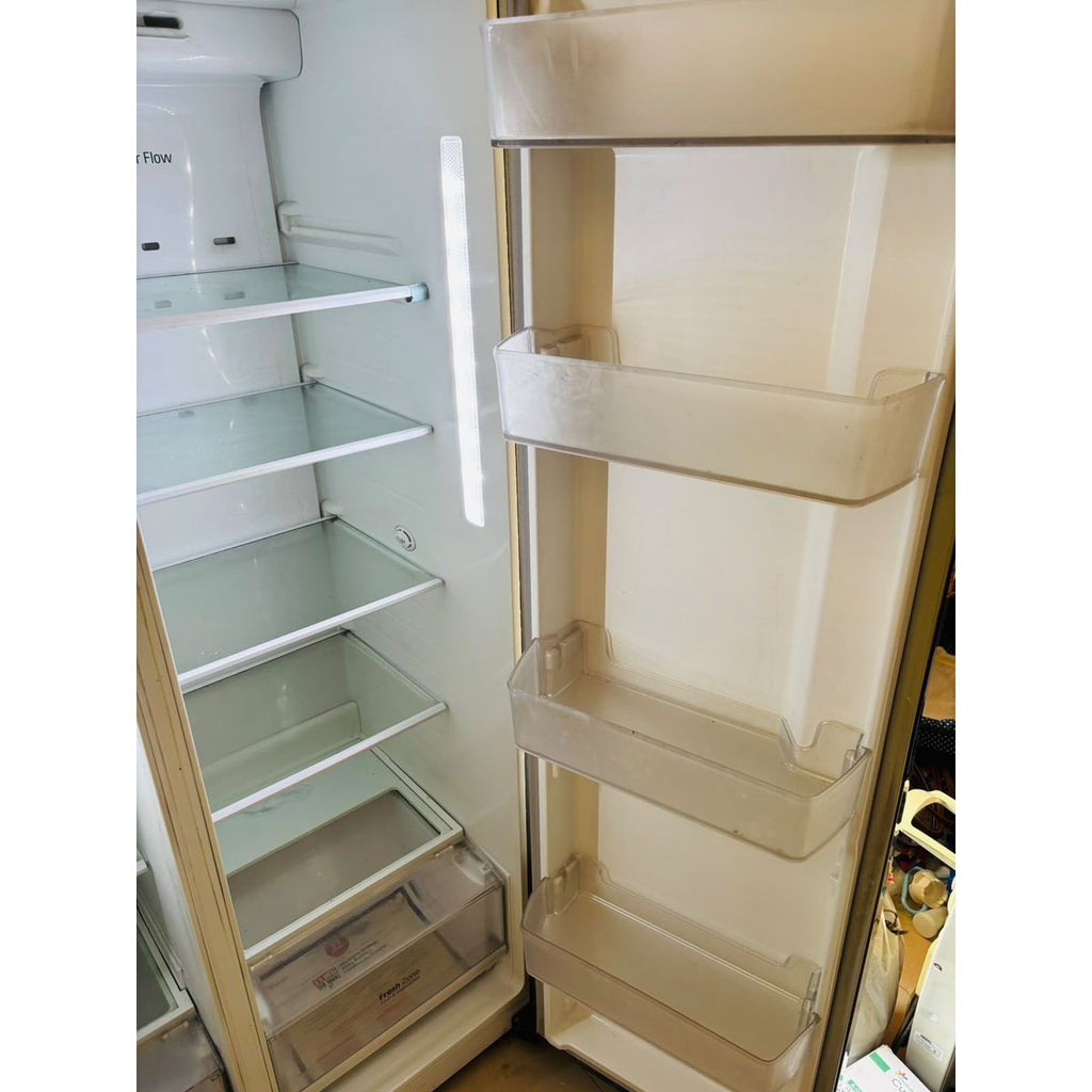LG Side by Side door Refrigerator photo 3