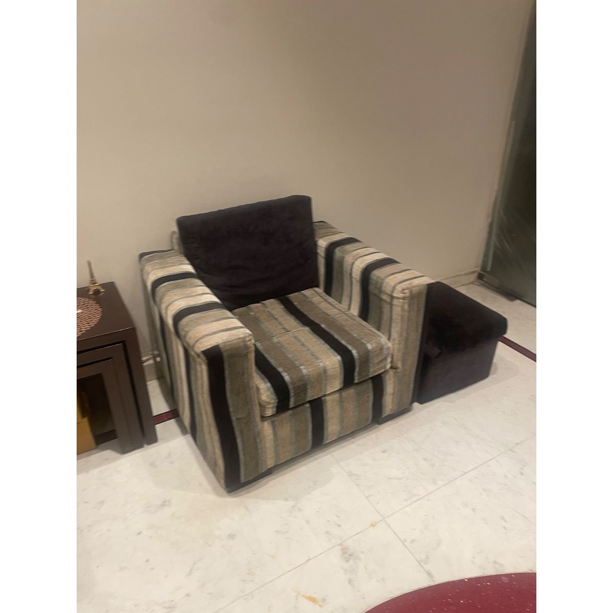 4+2+1+1 sofa set +center table +2 puffies photo 3