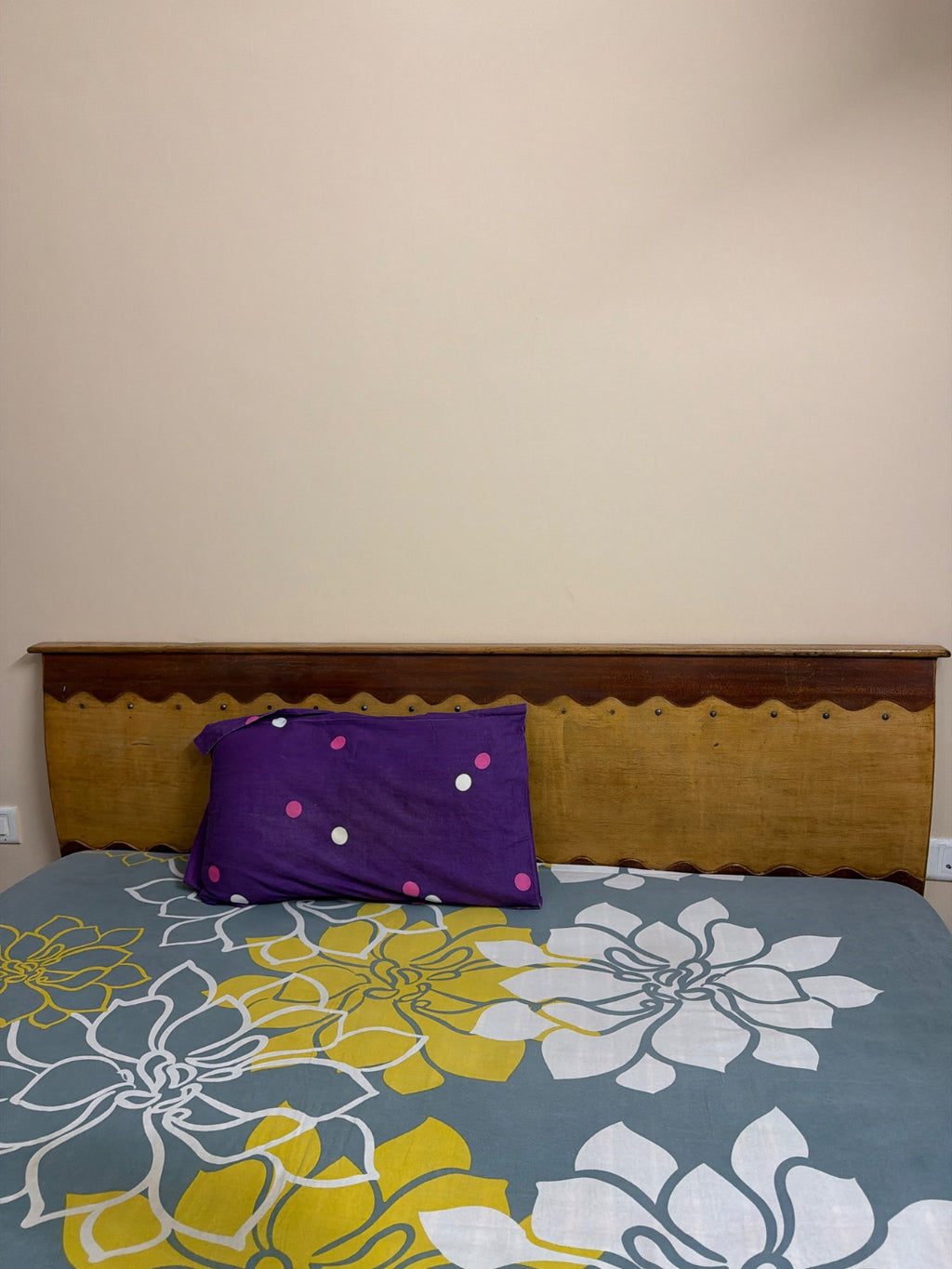 King size bed photo 4