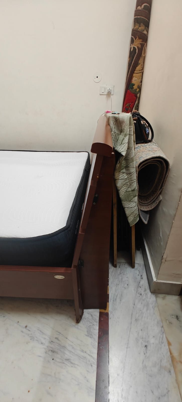 Queen bed photo 4