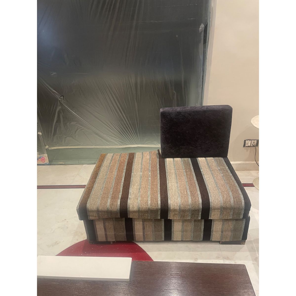 4+2+1+1 sofa set +center table +2 puffies photo 4