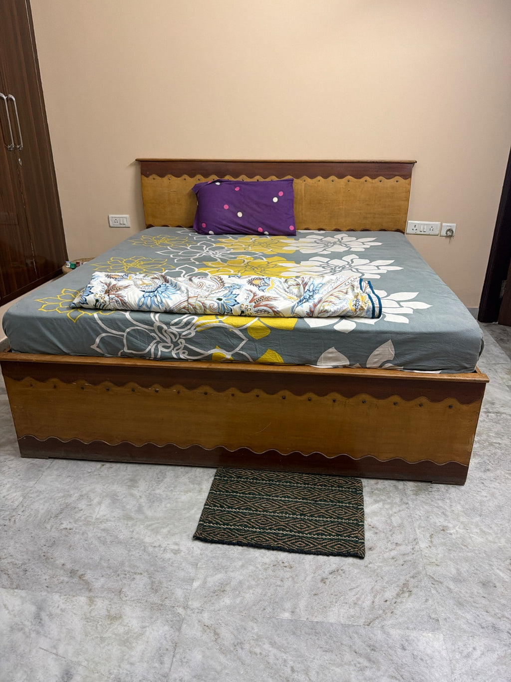 King size bed photo 5