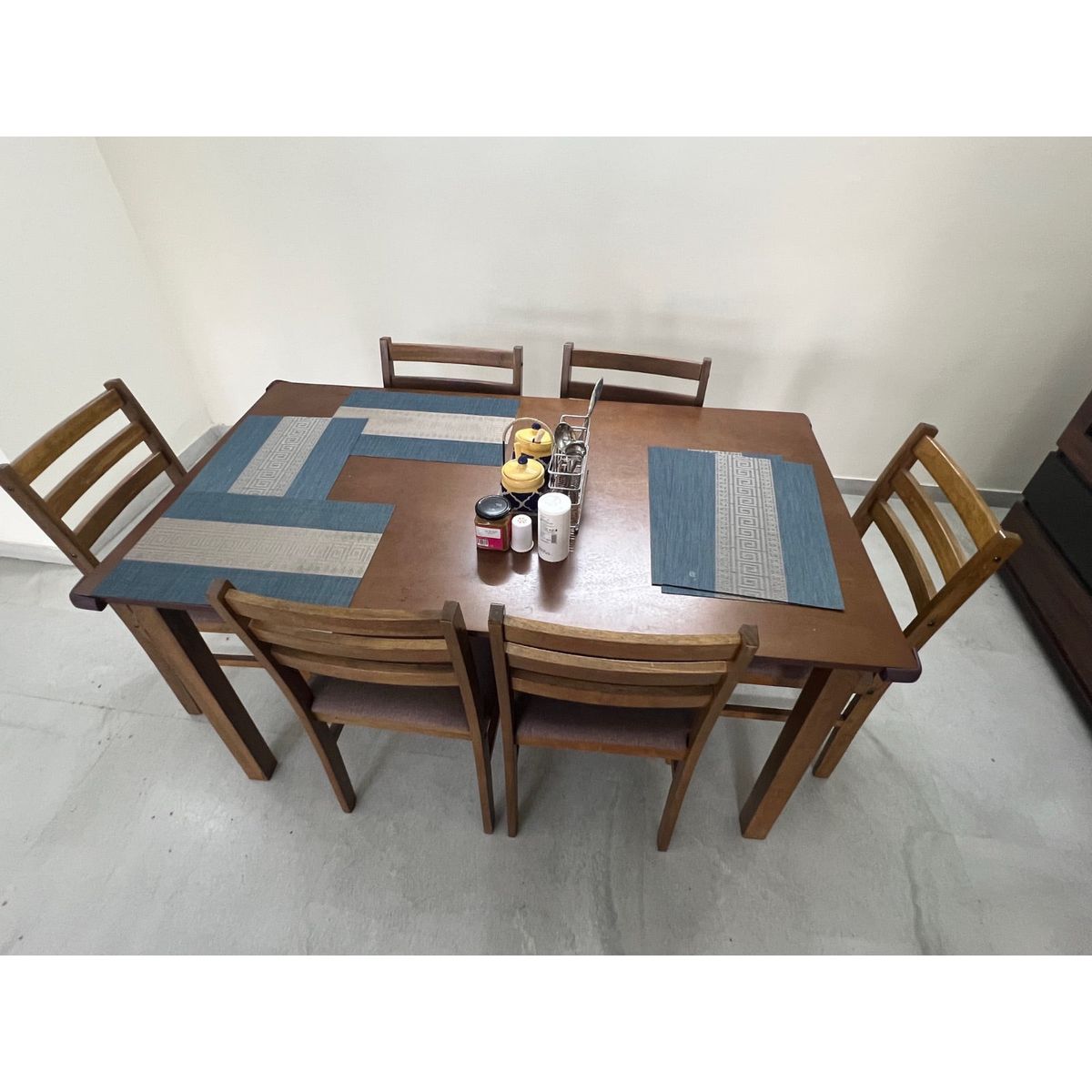 6 seater Dining table with chairs photo 6