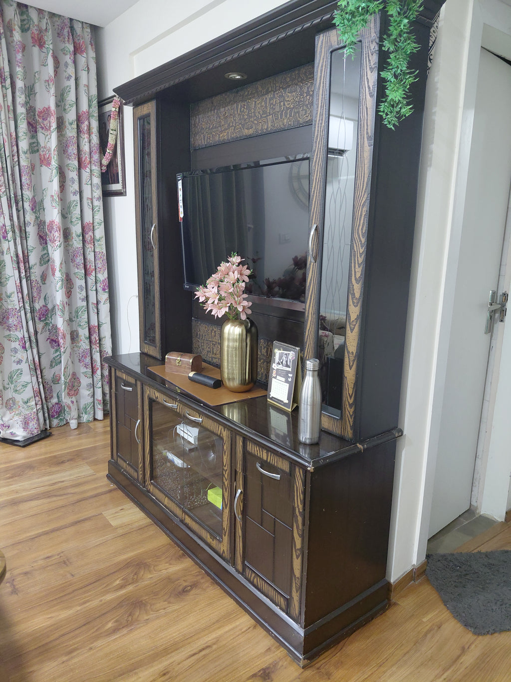 TV Entertainment Unit with Glass Display Cabinets photo 2