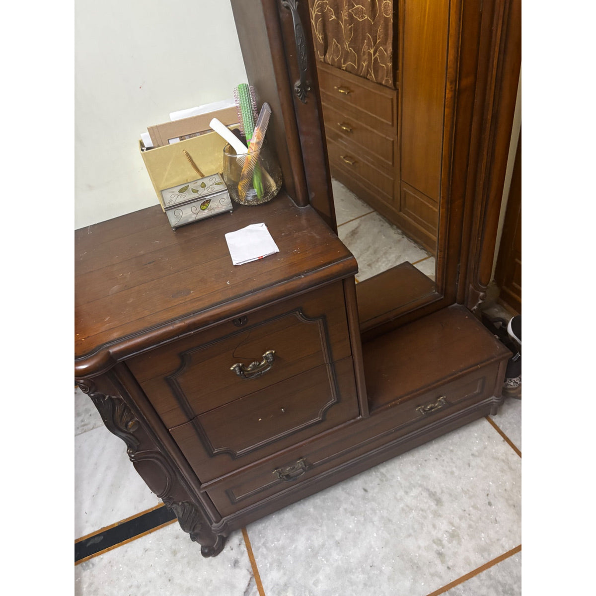 Carved Wooden Dressing Table with Full-Length Mirror - used bedroom in Delhi - photo 1