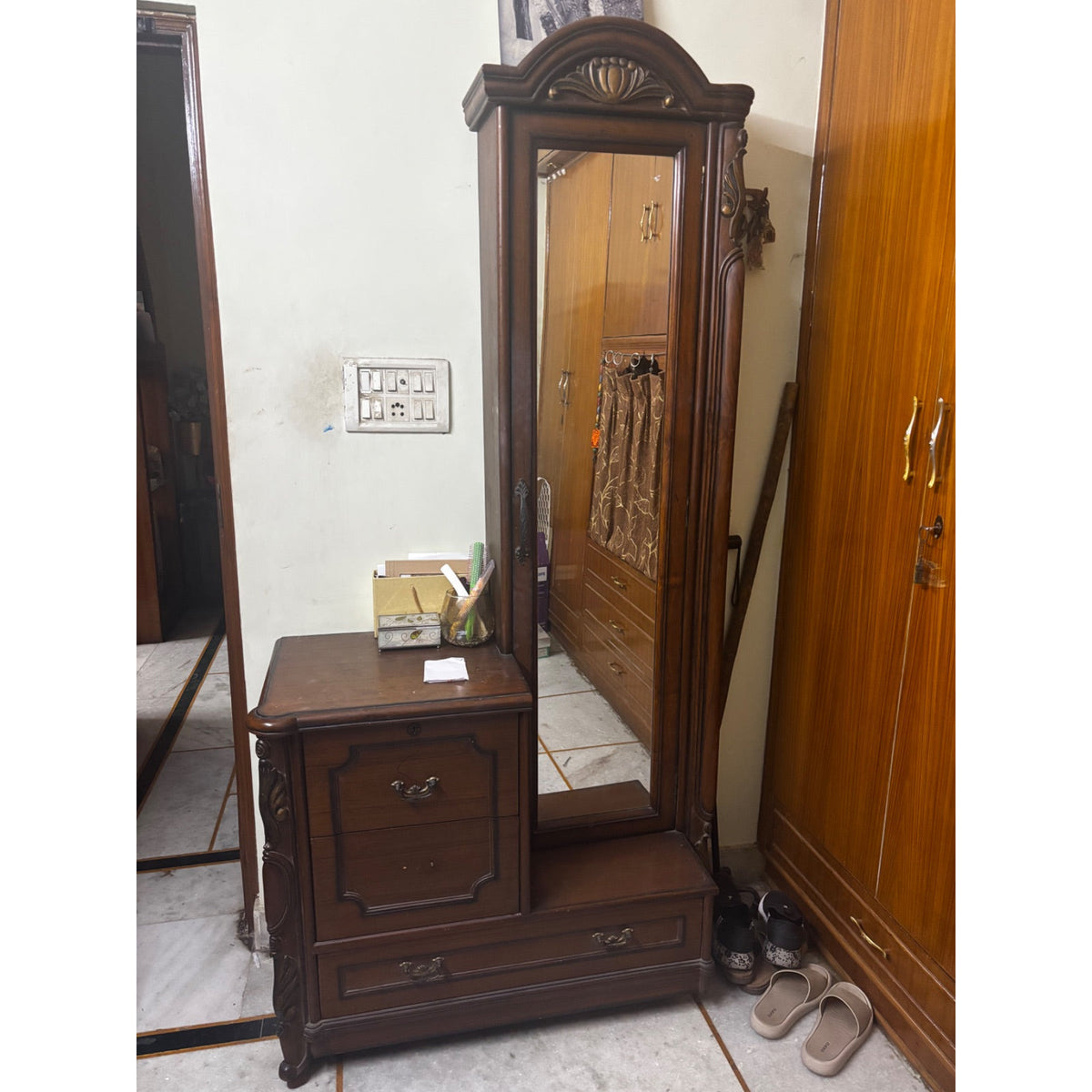 Carved Wooden Dressing Table with Full-Length Mirror - used bedroom in Delhi - photo 2