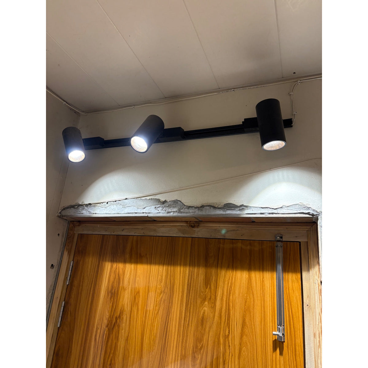 Black Three-Head Light Fitting - seller photo 2