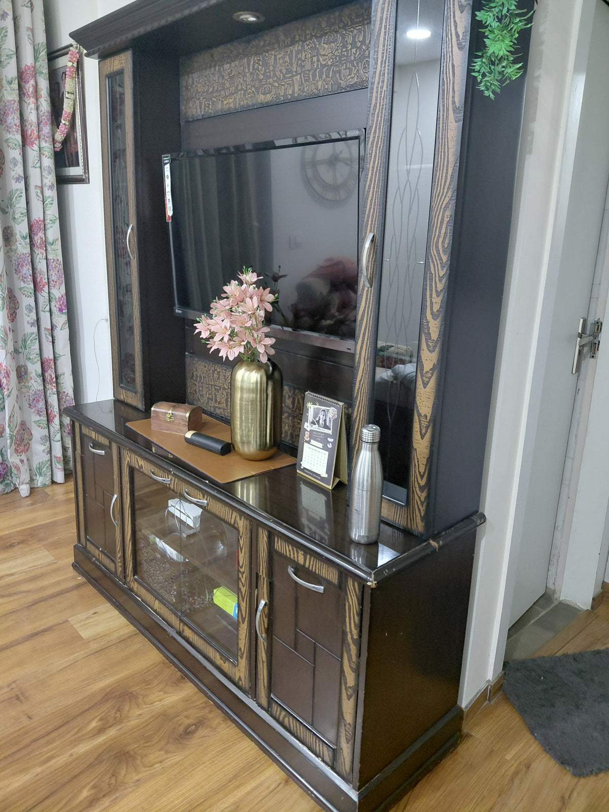 TV Entertainment Unit with Glass Display Cabinets photo 4