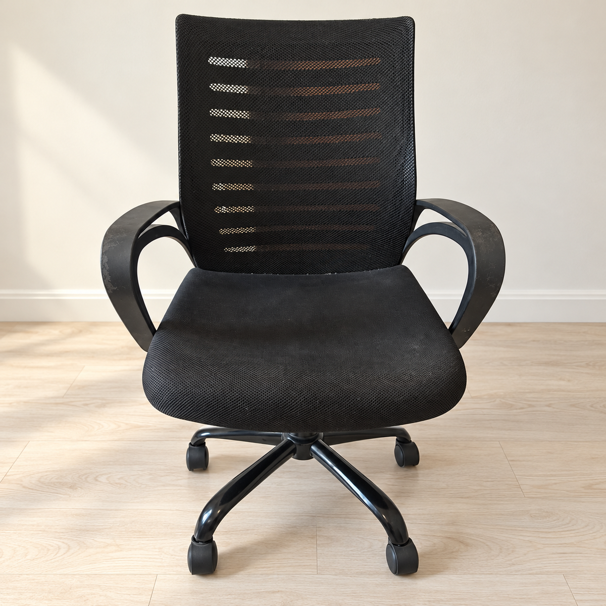 Black Mesh Office Chair with Curved Armrests - hero