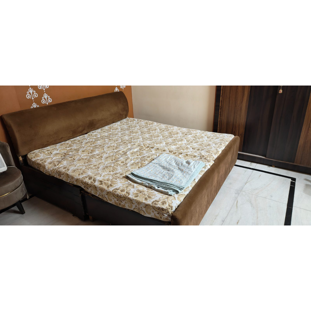 King Size Brown Upholstered Bed with Two Mattresses - used in Delhi - photo 2