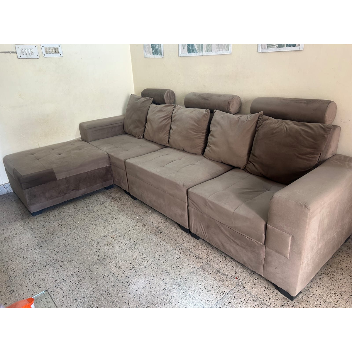 Brown Reversible L-Shape Sofa with Five Cushions - used item in Gurugram - photo 1