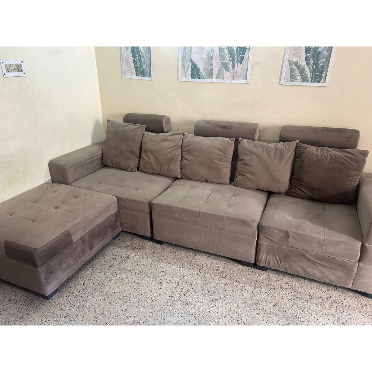 Brown Reversible L-Shape Sofa with Five Cushions - used item in Gurugram - photo 2