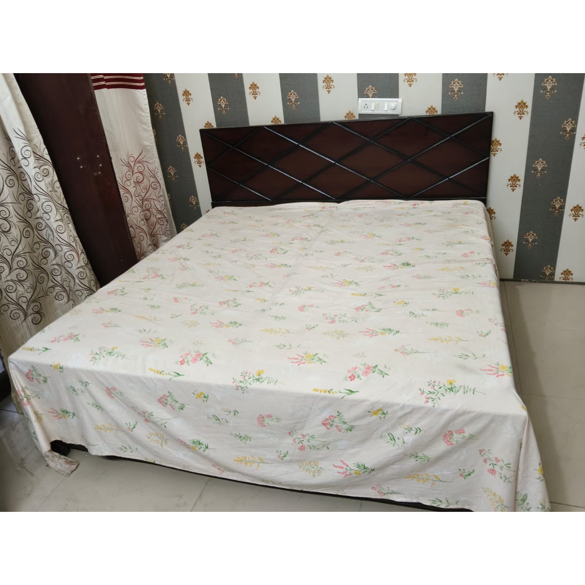 Double bed with two mattresses - used bedroom furniture in Gurugram - photo 1