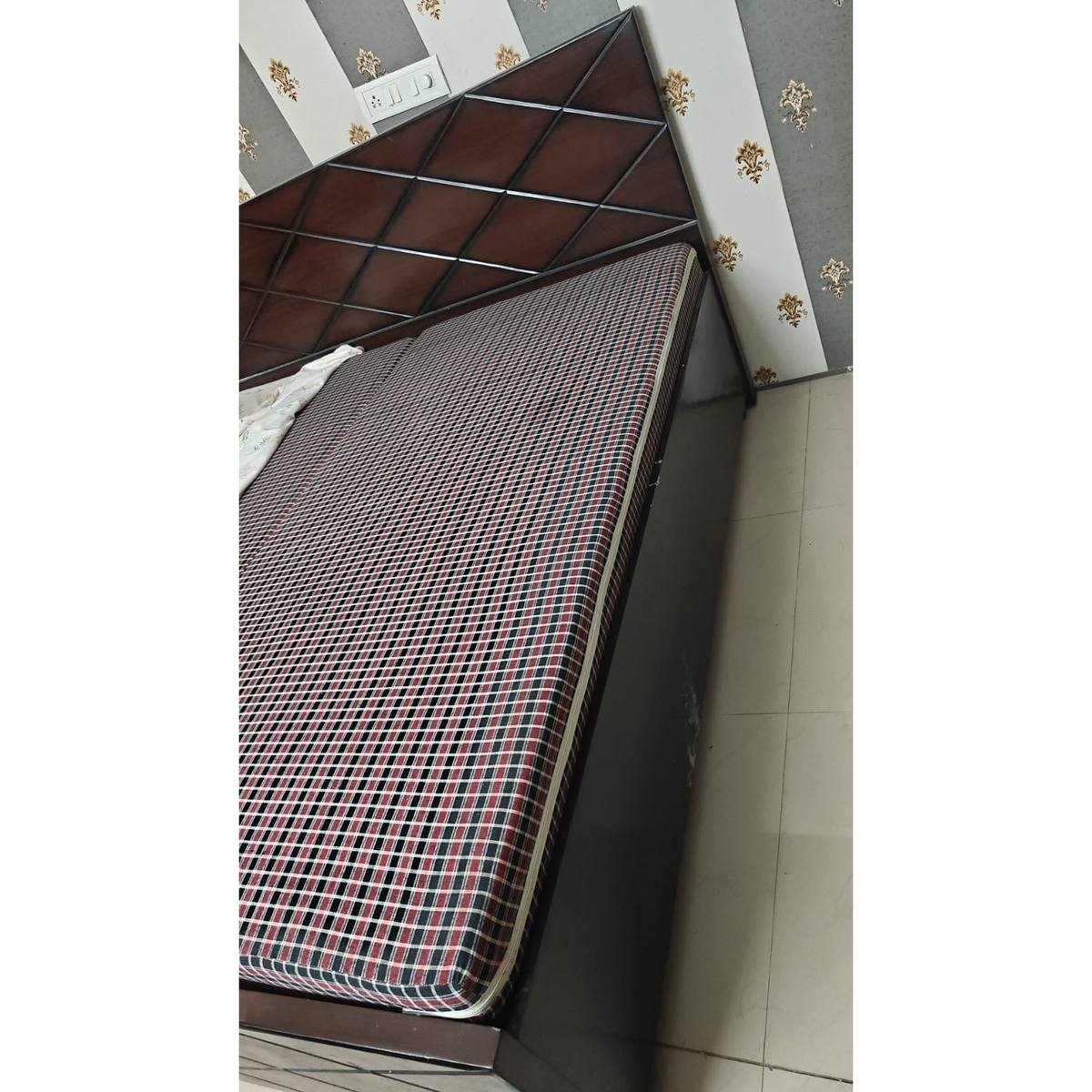 Double bed with two mattresses - used bedroom furniture in Gurugram - photo 2
