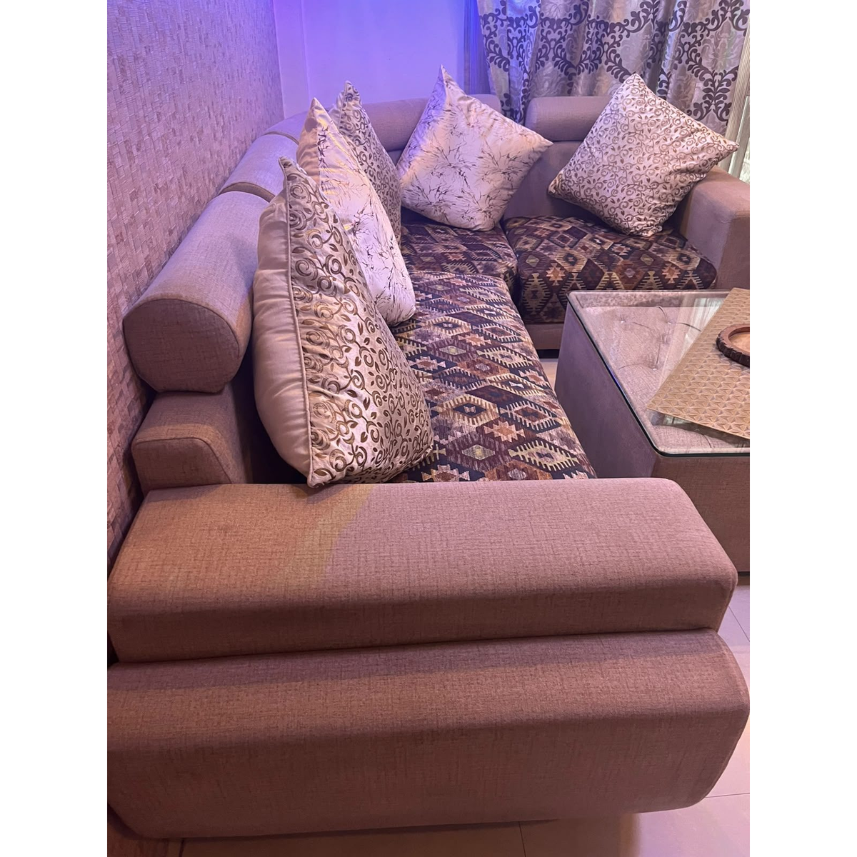 L-Shaped Sofa with Glass Centre Table and 2 Pouffes - used living room in Noida - photo 2