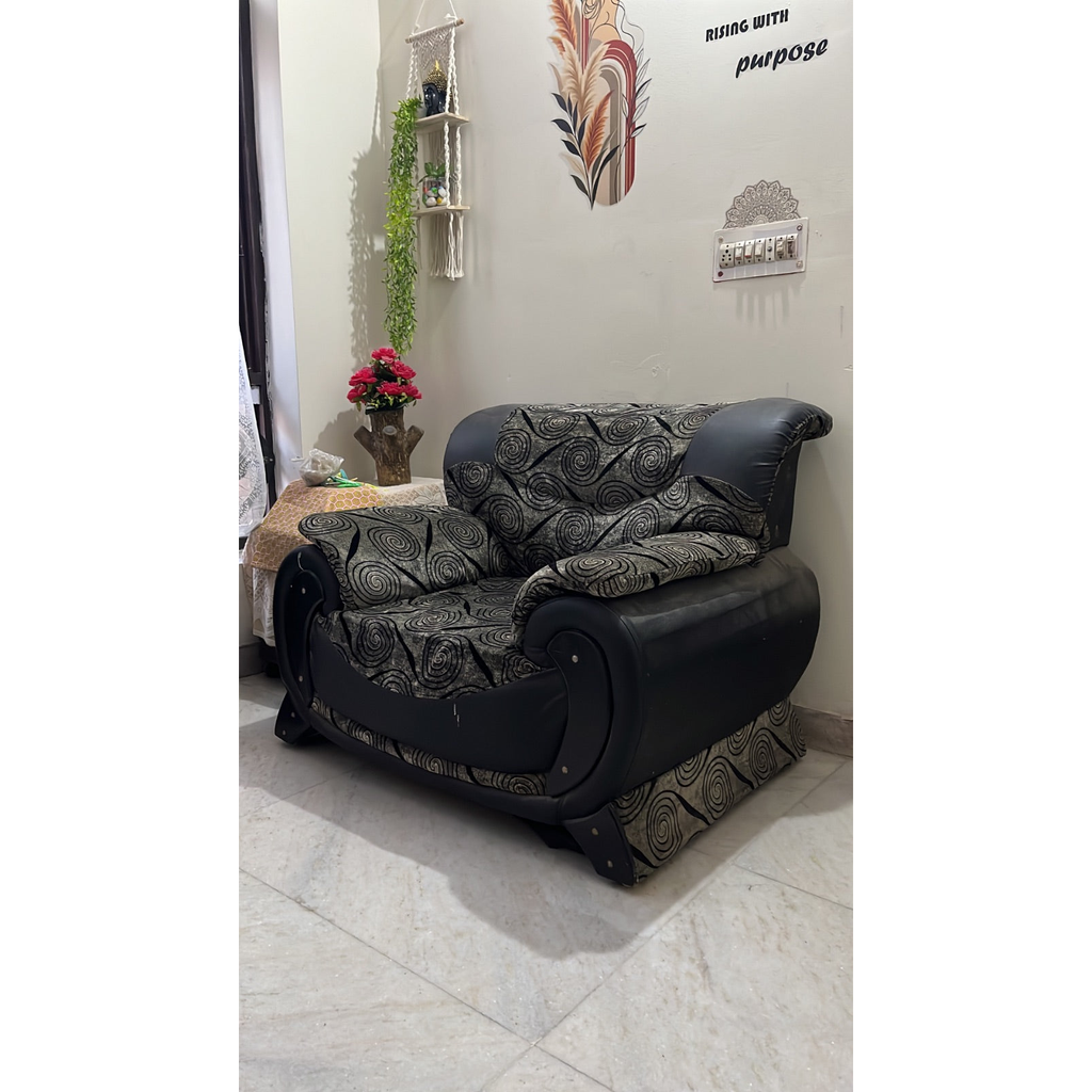 Patterned 3+1+1 Sofa Set - used living-room in Delhi - photo 4