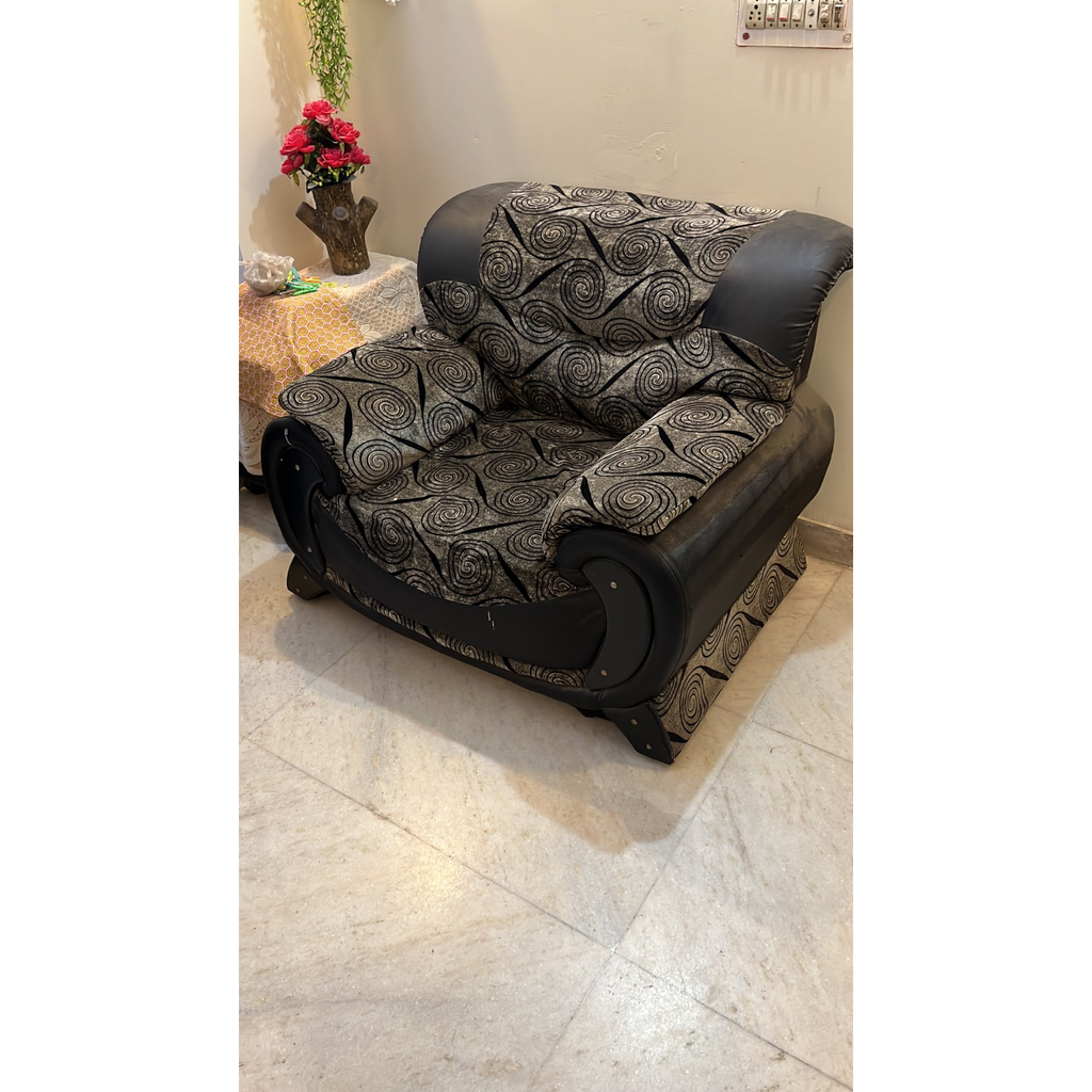 Patterned 3+1+1 Sofa Set - used living-room in Delhi - photo 5