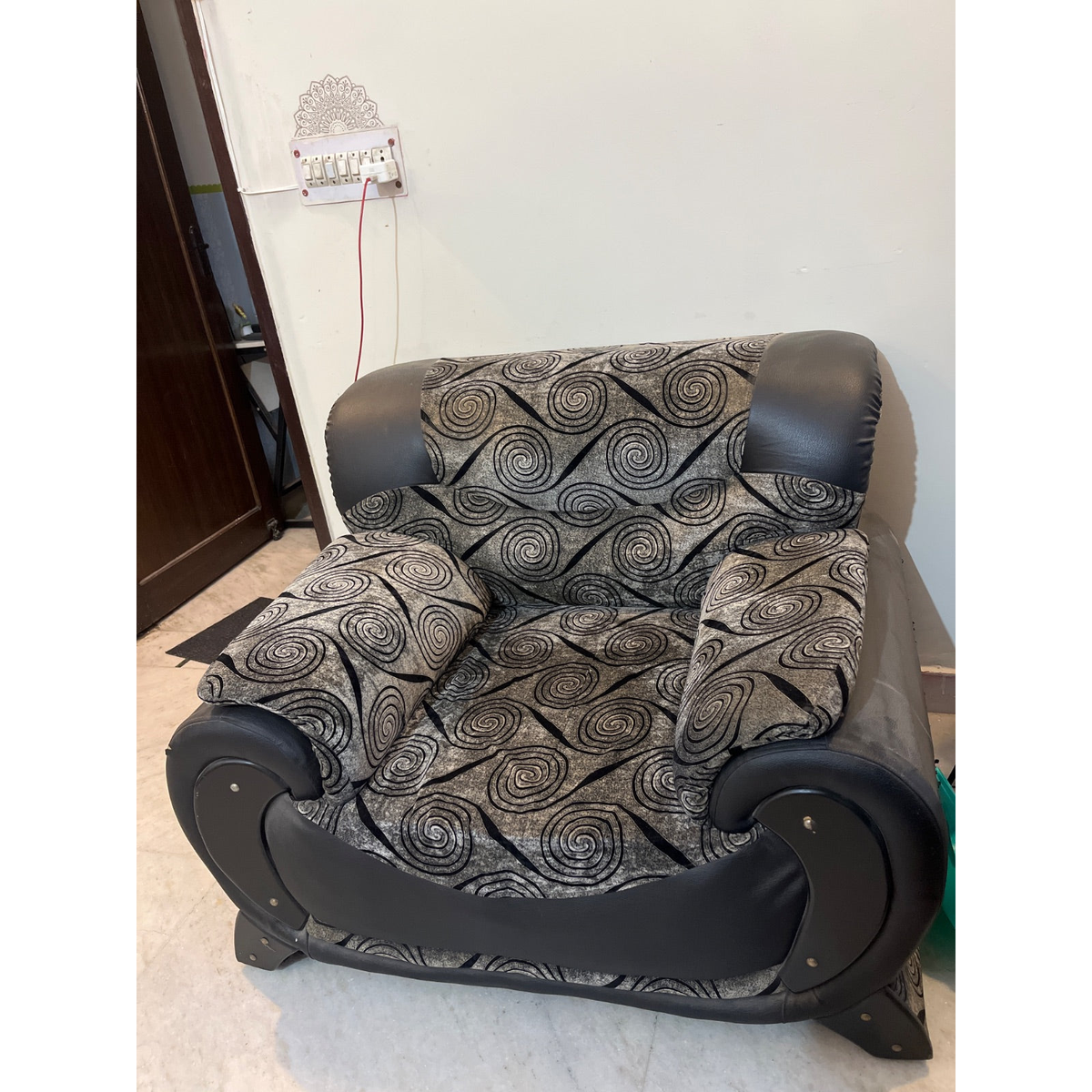 Patterned 3+1+1 Sofa Set - used living-room in Delhi - photo 6