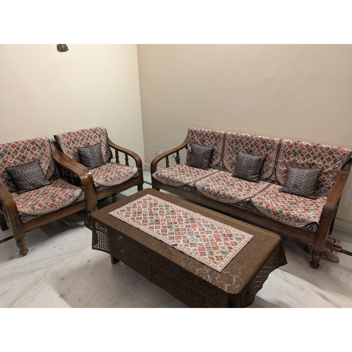 Wooden Sofa Set with Table - used living-room in Ghaziabad - photo 1