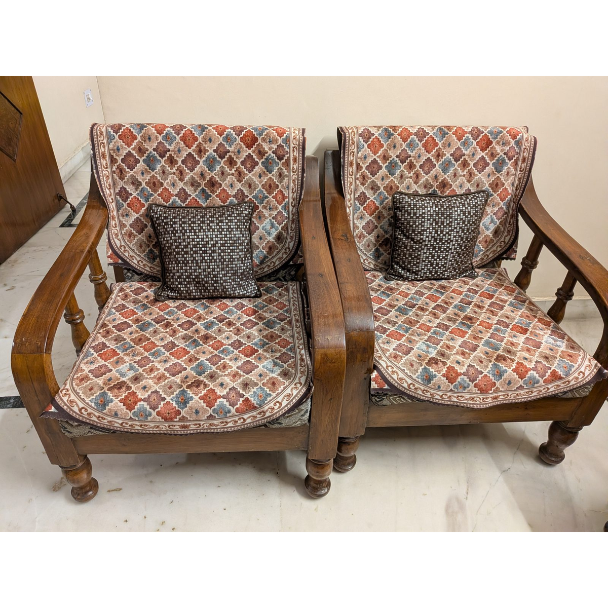 Wooden Sofa Set with Table - used living-room in Ghaziabad - photo 3
