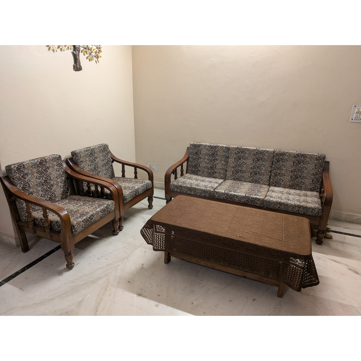 Wooden Sofa Set with Table - used living-room in Ghaziabad - photo 6