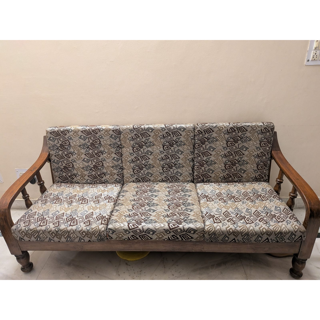 Wooden Sofa Set with Table - used living-room in Ghaziabad - photo 8
