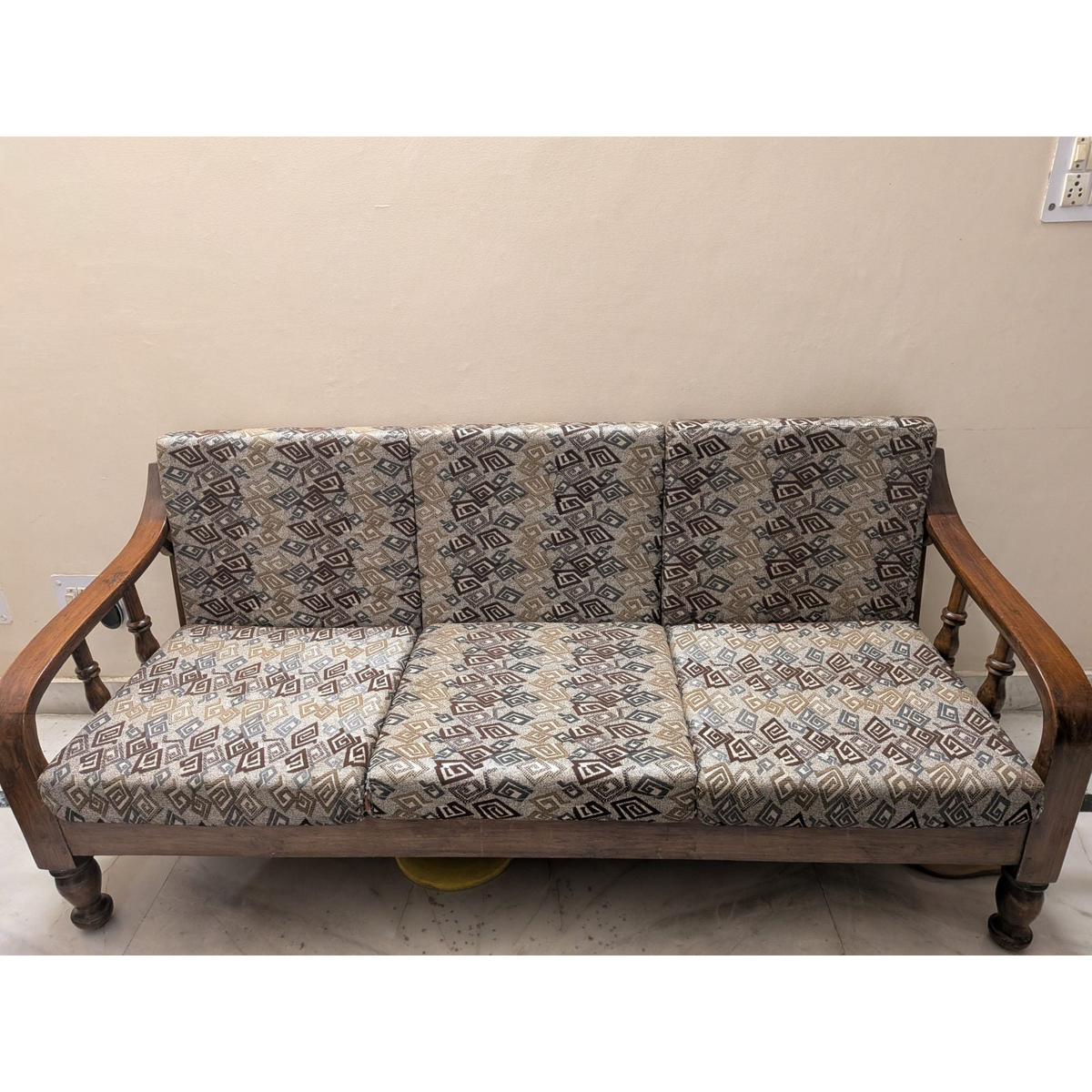 Wooden Sofa Set with Table - used living-room in Ghaziabad - photo 8