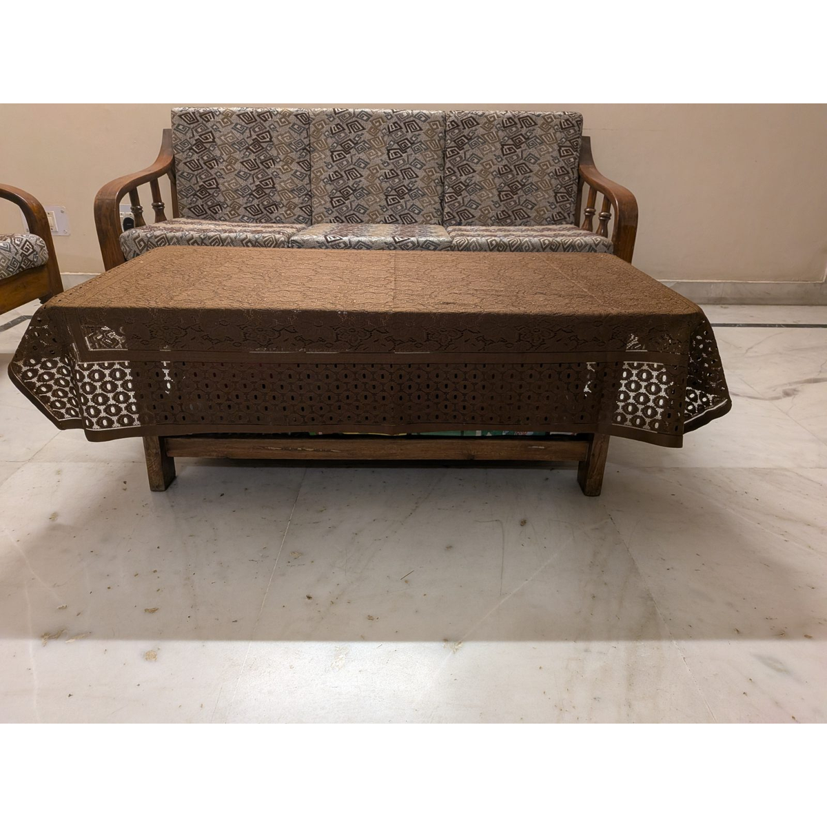 Wooden Sofa Set with Table - used living-room in Ghaziabad - photo 9