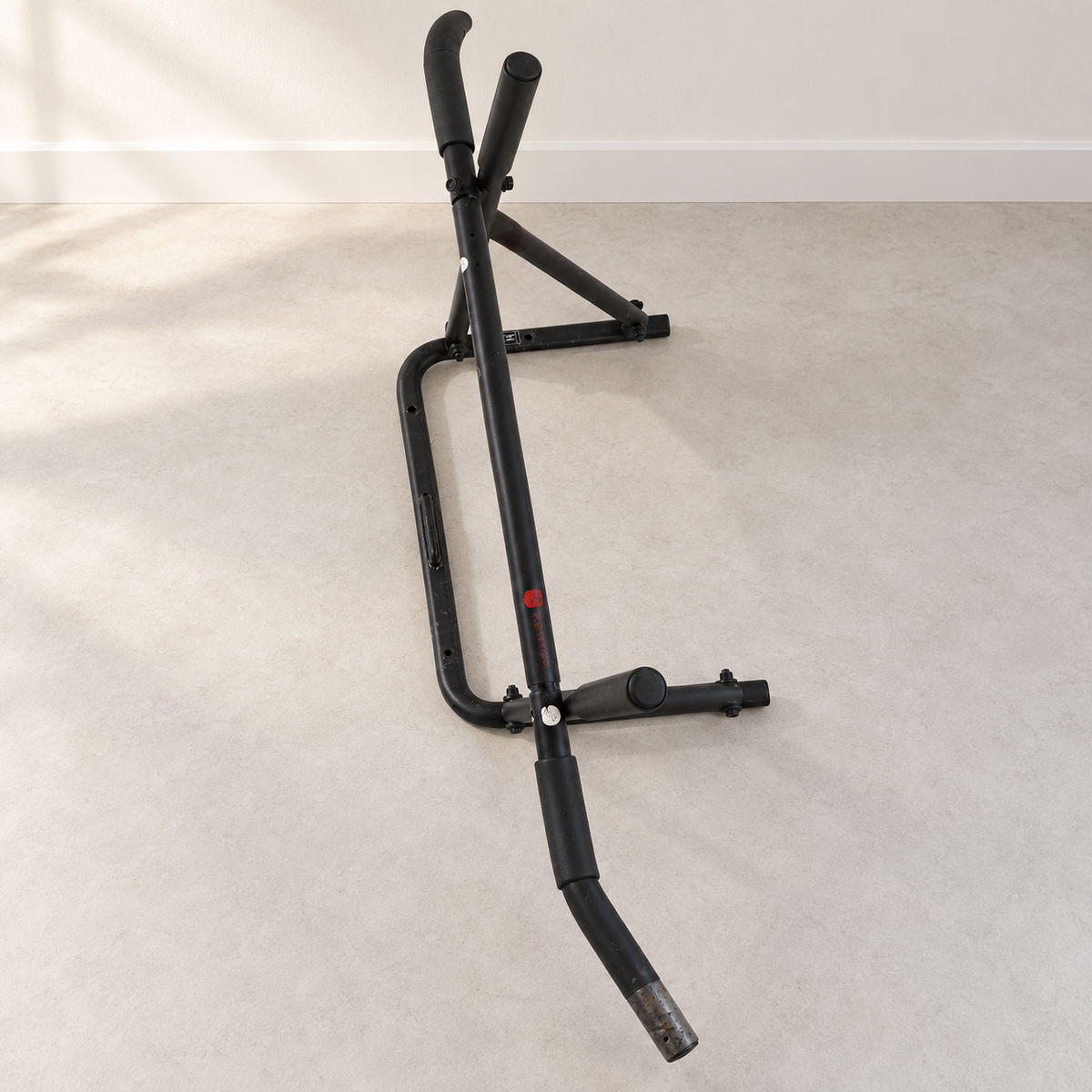 Decathlon pull-up bar, missing screws and wear preserved