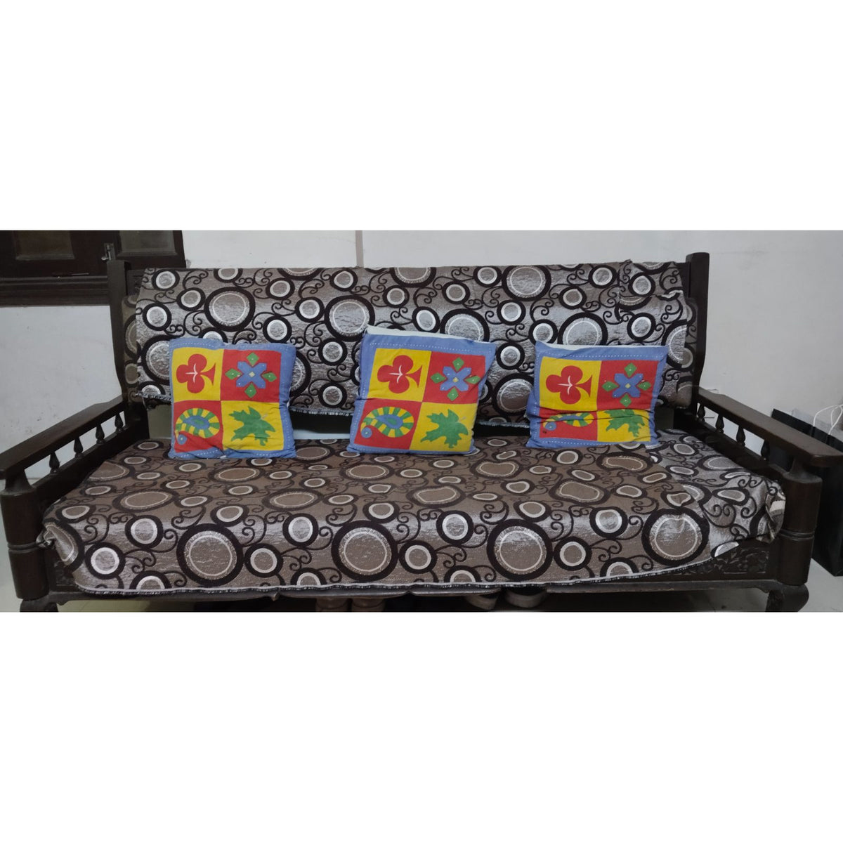 Vintage Wooden 3-Seater Sofa with Cushions - used living-room in Delhi - photo 4