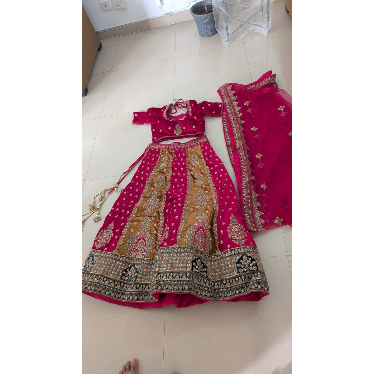 Red and Gold Lehenga Set - used other in Noida - photo 1
