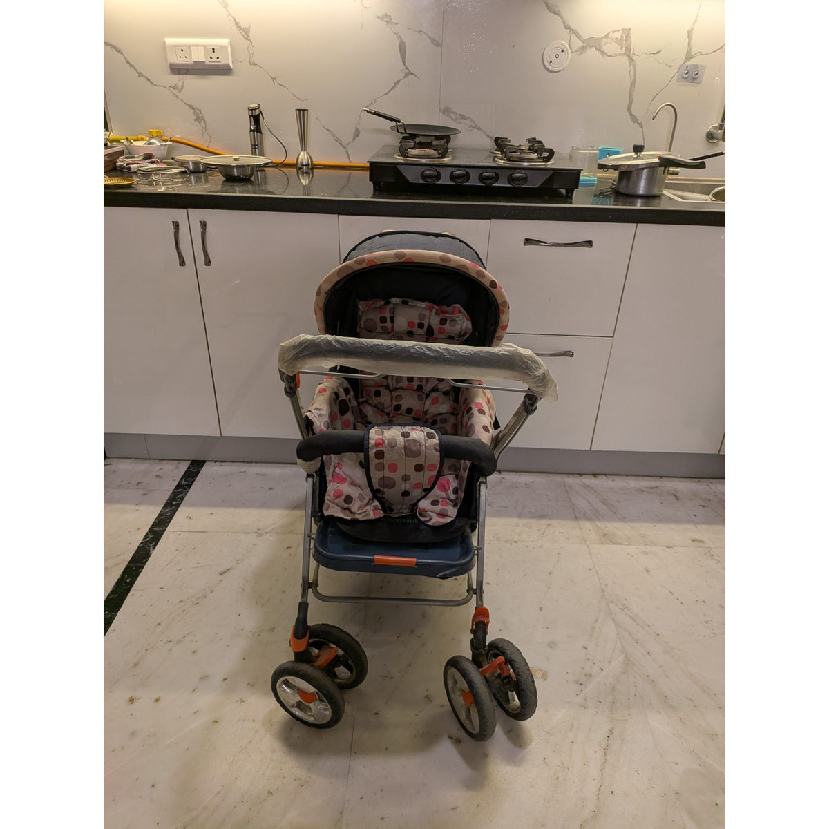 Baby Pram with Canopy - used baby pram in Ghaziabad - photo 2