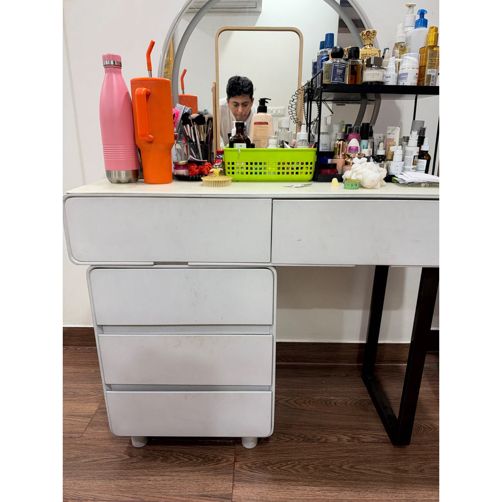 Dressing Table with Mirror and Drawers - used bedroom in Gurugram - photo 1