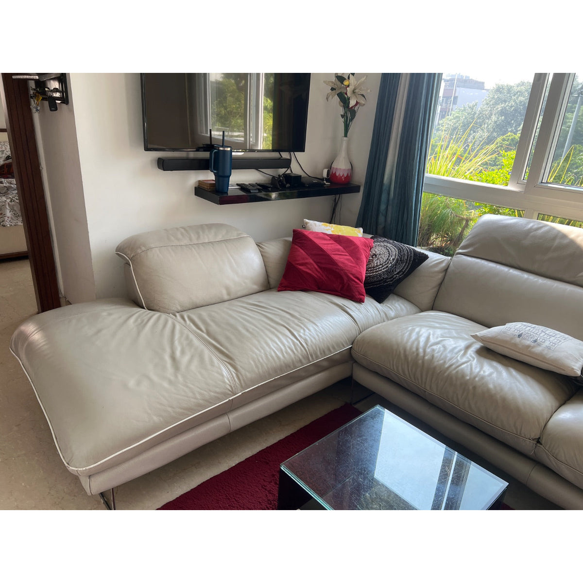 Italsofa Leather Sectional Sofa, Seller-Reported 5 Seats - used living-room in Delhi - photo 5
