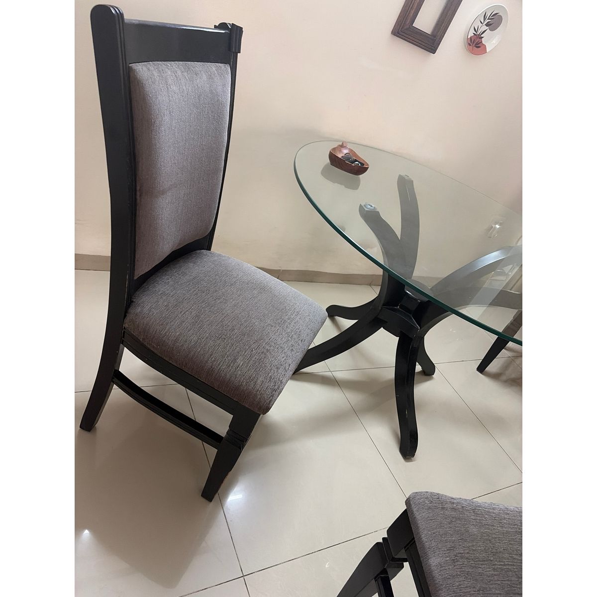4-Seater Round Dining Table - Detail