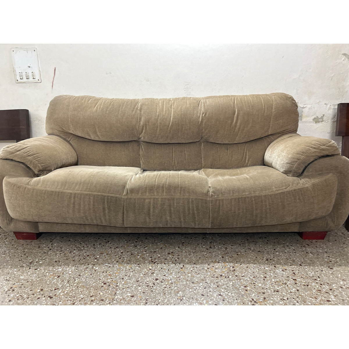 Lifestyle 3+2 Sofa Set - used living room in Gurugram - photo 1
