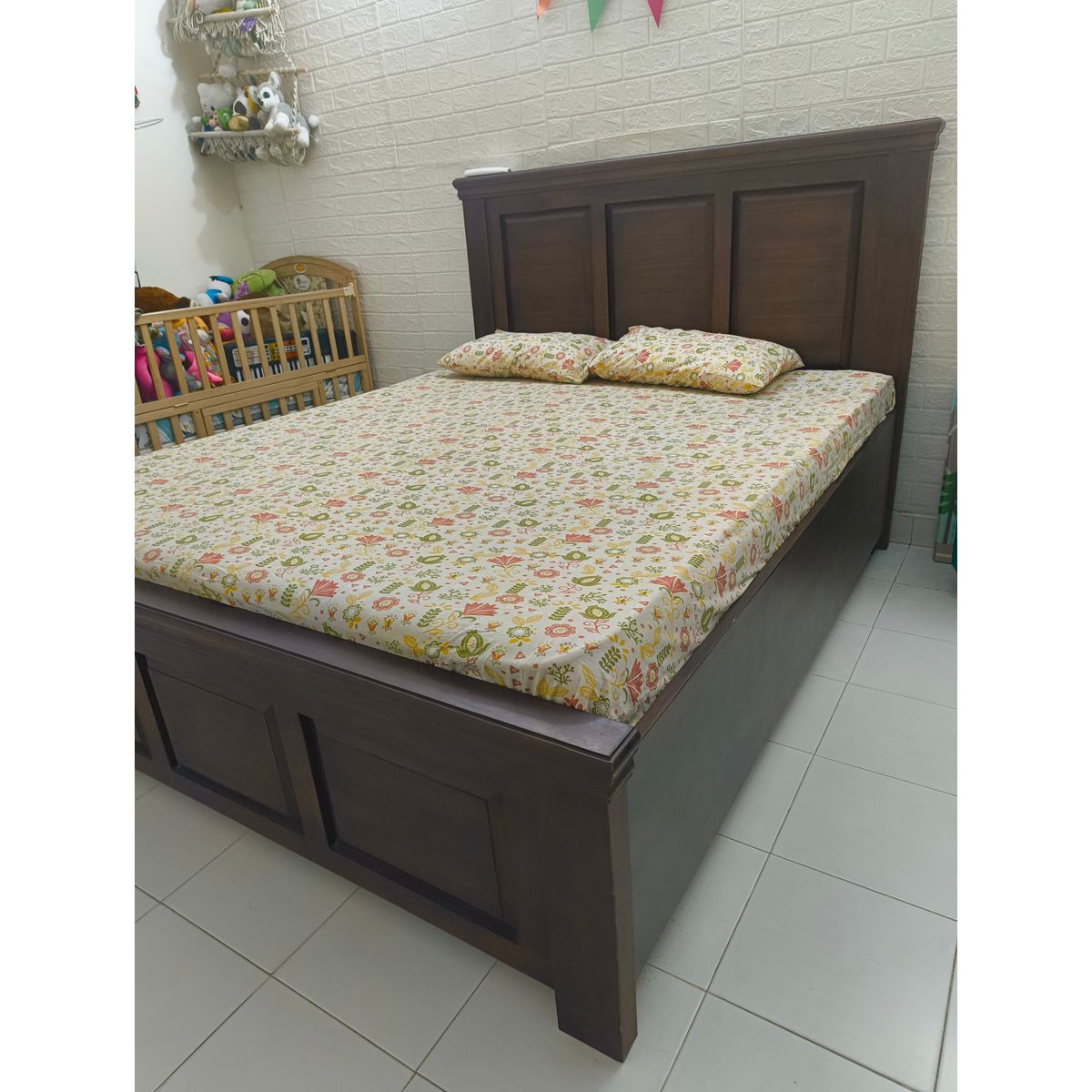 Sangwan Wood Queen Bed - right angle