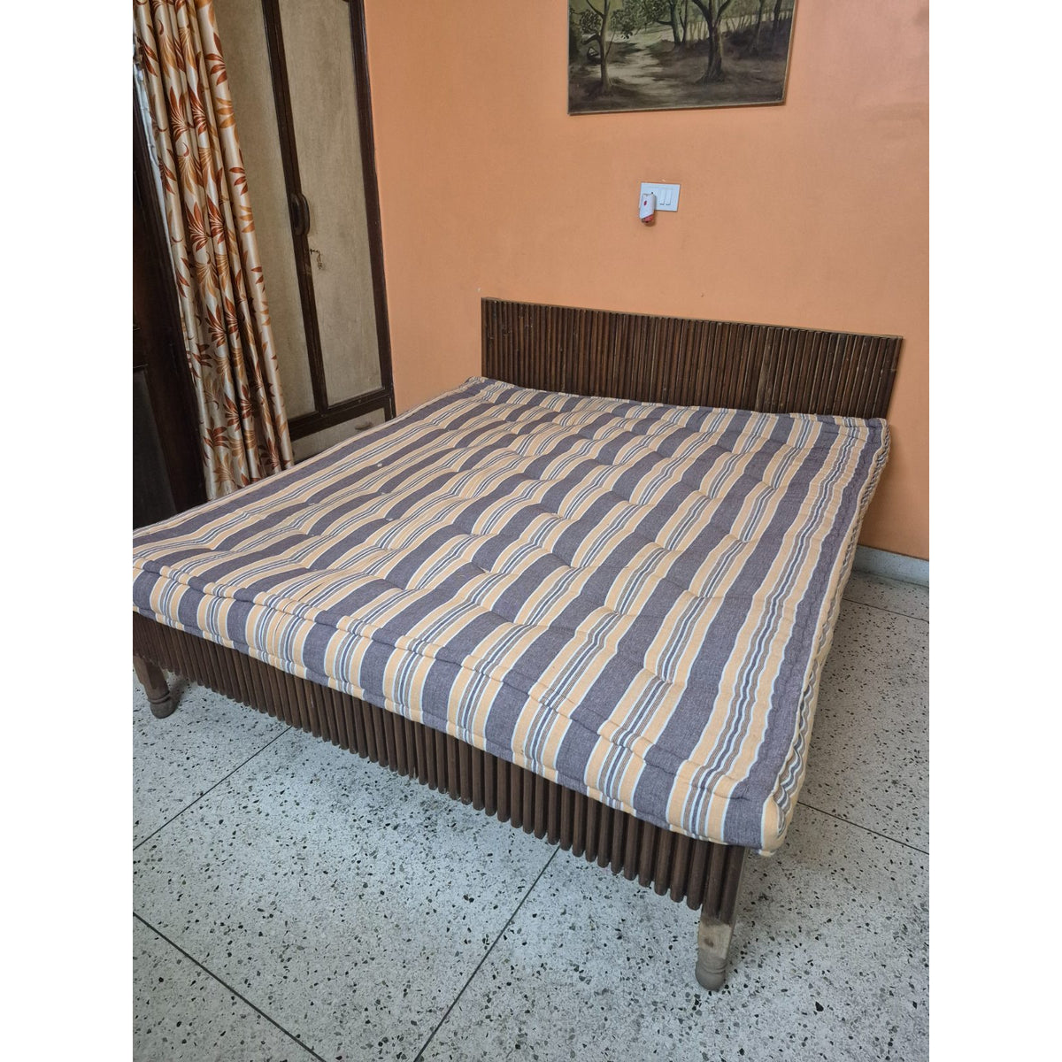 Wooden double bed with mattress - used bedroom in Delhi - photo 3
