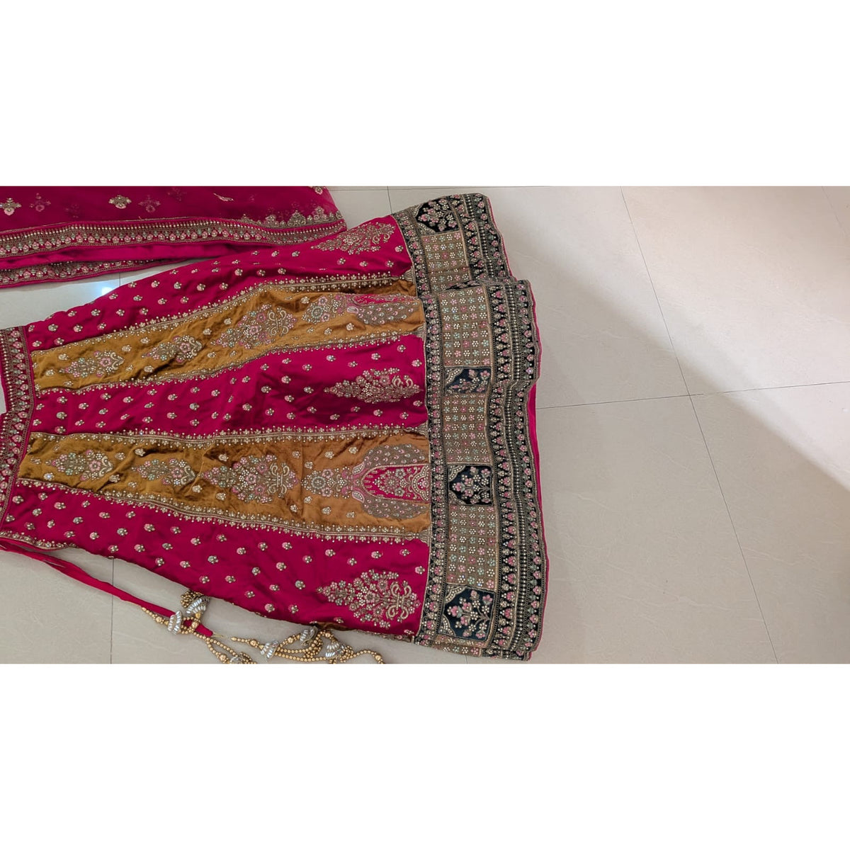 Red and Gold Lehenga Set - used other in Noida - photo 4