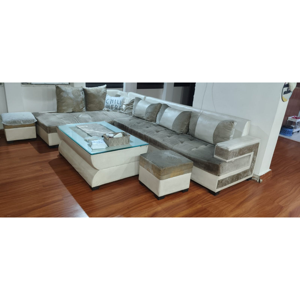 Grey 7 seater L-shaped fabric sofa - used living room in Delhi - photo 2