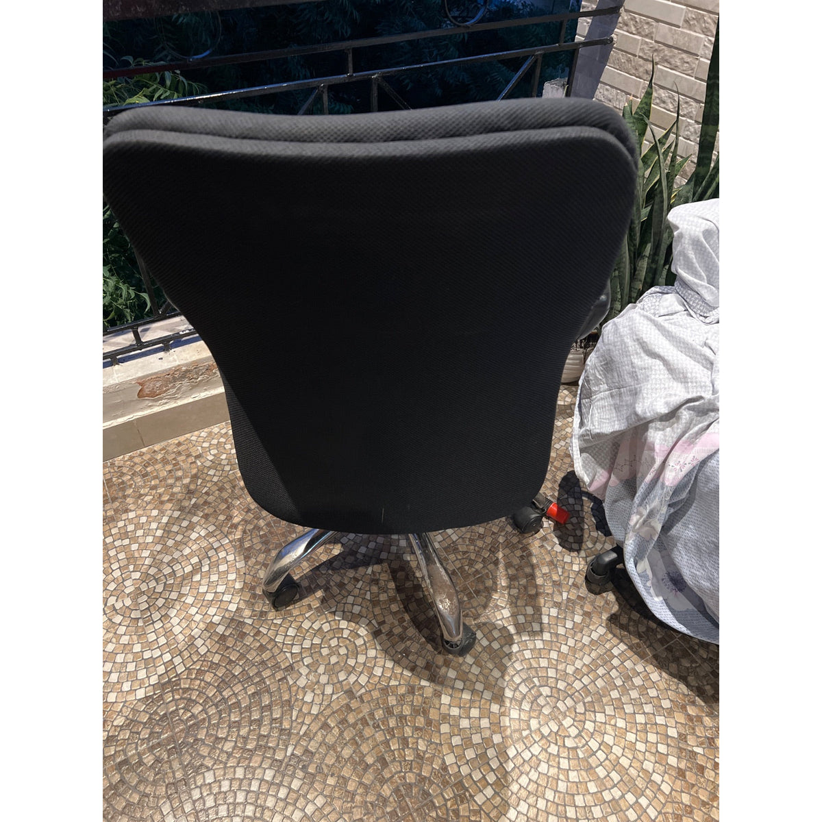 Office Chair, Black and Red - used office chair in Delhi - photo 2