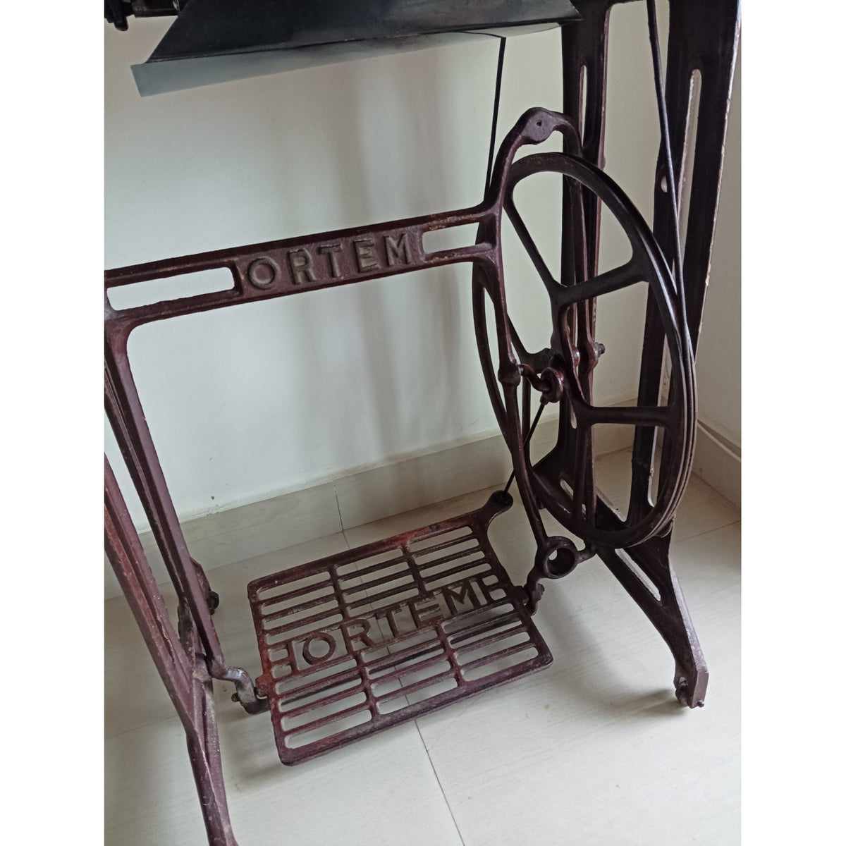 Usha sewing machine with treadle table and stand - photo 6