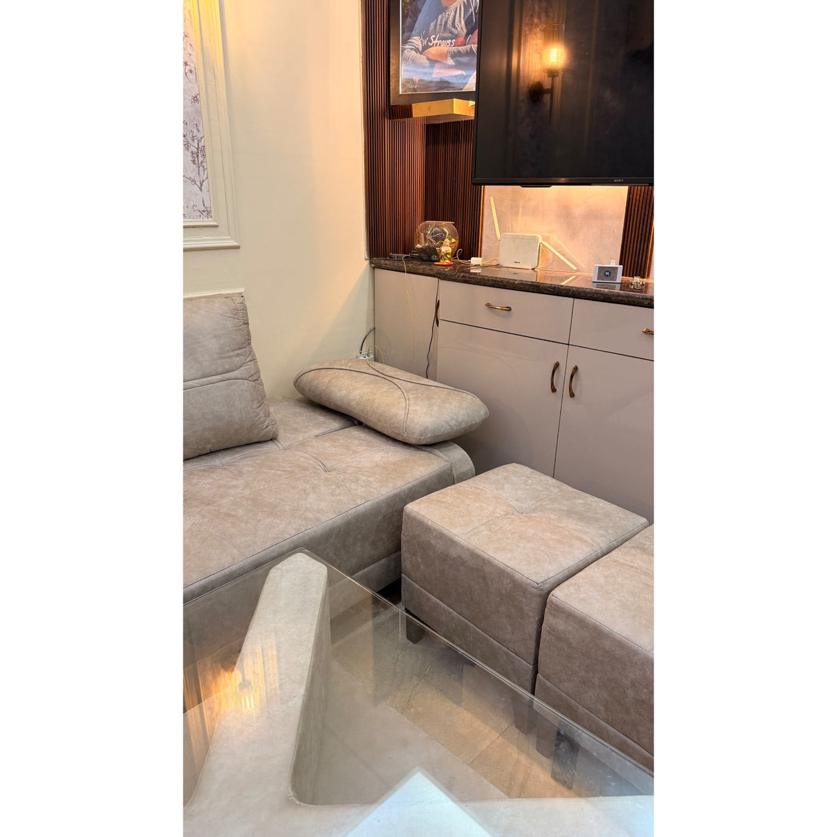 Corner Sofa, Table & 2 Ottomans - used living-room in Delhi - photo 2