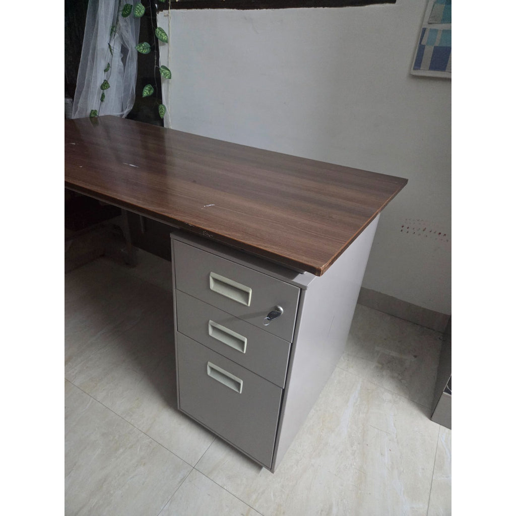 Godrej Study Desk with Three Lockable Drawers - used study-office in Noida - photo 4