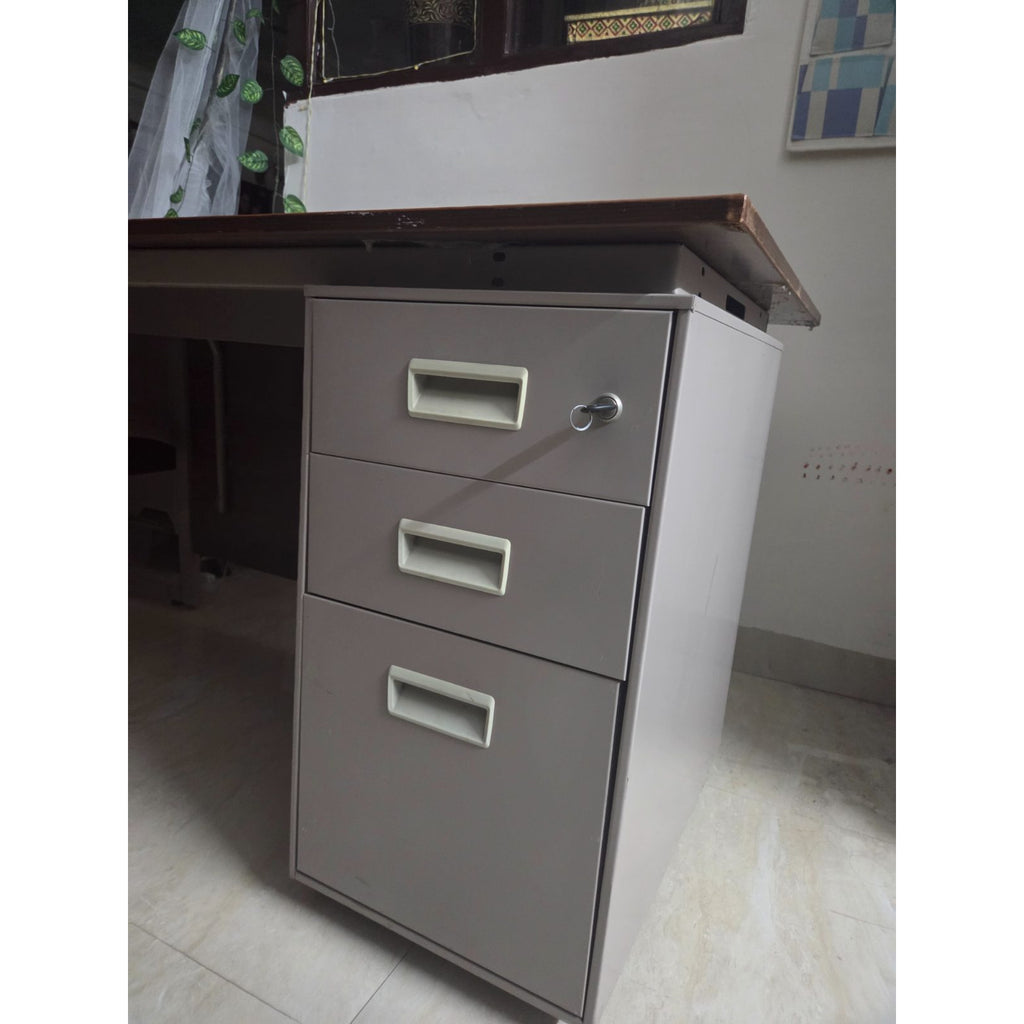Godrej Study Desk with Three Lockable Drawers - used study-office in Noida - photo 3