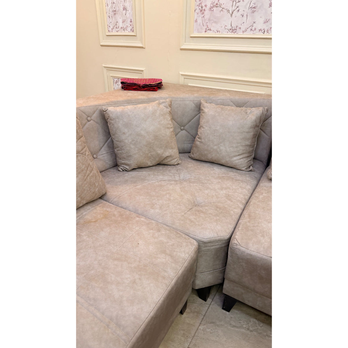 Corner Sofa, Table & 2 Ottomans - used living-room in Delhi - photo 3