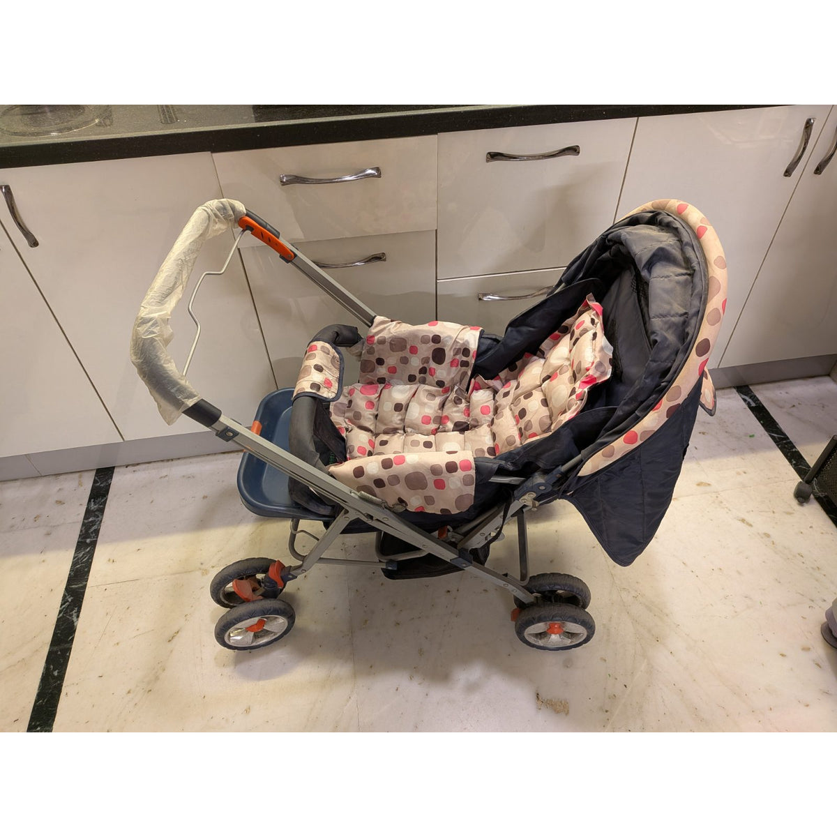 Baby Pram with Canopy - used baby pram in Ghaziabad - photo 4