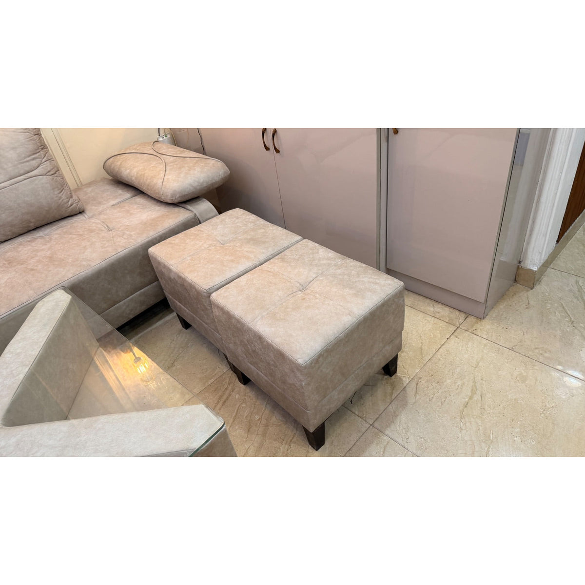 Corner Sofa, Table & 2 Ottomans - used living-room in Delhi - photo 8